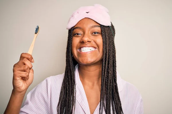 Młoda Piękna Afroamerykanka Piżamie Masce Snu Myjąca Zęby Szczoteczką Zębów — Zdjęcie stockowe
