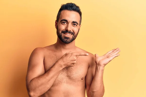Jovem Hispânico Homem Sem Camisa Espantado Sorrindo Para Câmera Apresentar — Fotografia de Stock