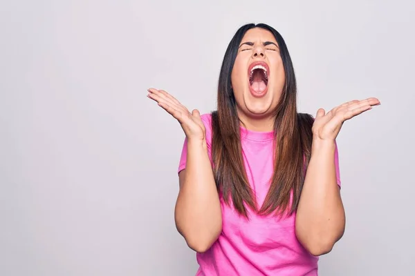 Mladá Krásná Brunetka Žena Sobě Ležérní Růžové Tričko Stojící Nad — Stock fotografie