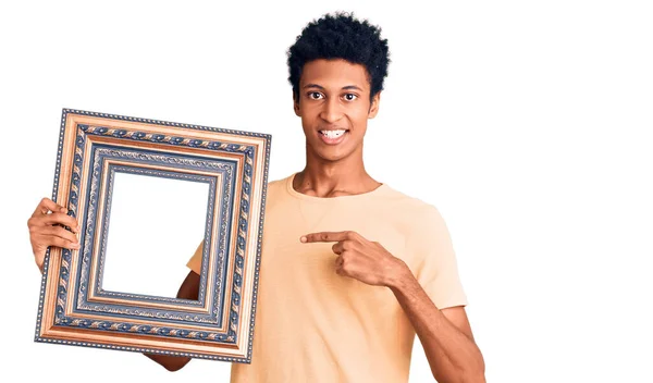 Young African American Man Holding Empty Frame Smiling Happy Pointing — Stock Photo, Image