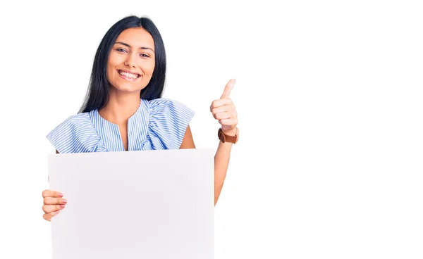 Jovem Bela Menina Latina Segurando Banner Vazio Branco Sorrindo Feliz — Fotografia de Stock