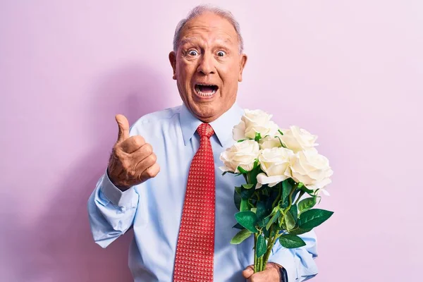 Senior Grijs Harige Zakenman Draagt Stropdas Met Boeket Bloemen Roze — Stockfoto