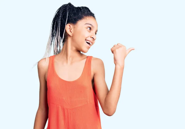 Söt Afrikansk Amerikansk Flicka Bär Casual Kläder Leende Med Glada — Stockfoto