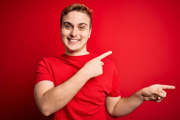 Joven Pelirrojo Guapo Con Camiseta Casual Sobre Fondo Rojo Aislado —  Fotos de Stock