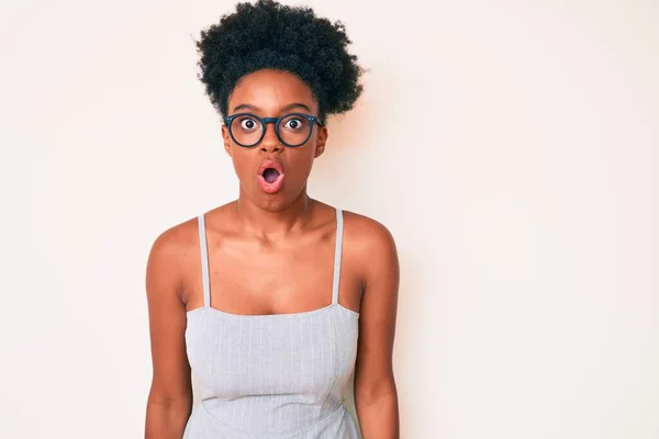 Mujer Afroamericana Joven Con Ropa Casual Gafas Asustada Sorprendida Con —  Fotos de Stock