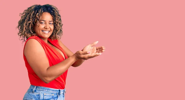 Junge Afrikanisch Amerikanische Size Frau Lässigem Stil Mit Ärmellosem Hemd — Stockfoto