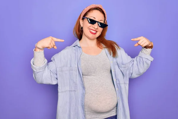 Junge Rothaarige Schwangere Frau Die Ein Baby Erwartet Und Eine — Stockfoto