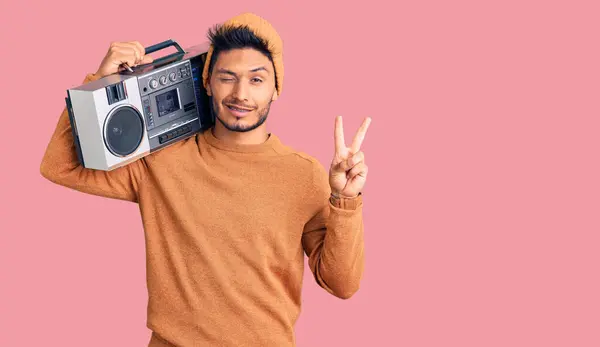 Bonito Jovem Latino Americano Segurando Boombox Ouvindo Música Sorrindo Com — Fotografia de Stock