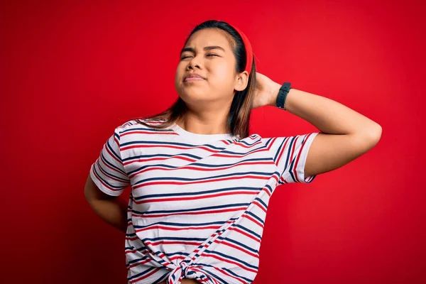 Joven Hermosa Chica Asiática Vistiendo Casual Rayas Camiseta Sobre Aislado — Foto de Stock
