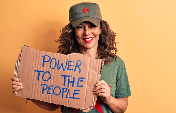 Brünette Kommunistische Frau Mittleren Alters Die Ein Banner Mit Macht — Stockfoto