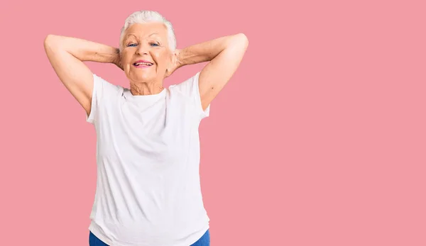 Senior Hermosa Mujer Con Ojos Azules Pelo Gris Con Camiseta —  Fotos de Stock