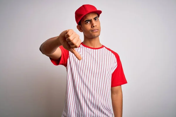 Młody Przystojny Afrykański Sportowiec Ubrany Koszulkę Baseballową Paski Czapkę Wyglądający — Zdjęcie stockowe