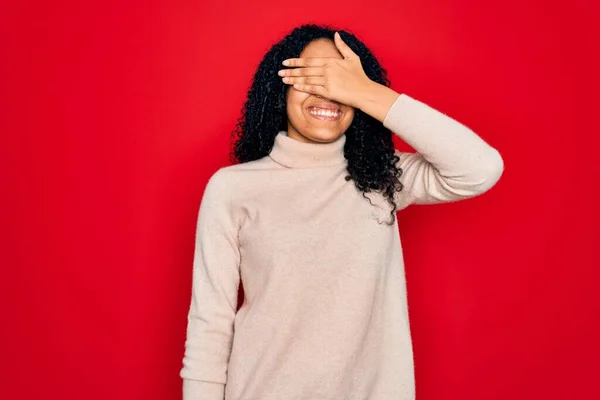 Genç Afro Amerikan Kıvırcık Saçlı Kadın Kırmızı Arka Planda Normal — Stok fotoğraf