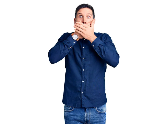 Junger Gutaussehender Mann Lässigem Hemd Schockiert Als Fälschlicherweise Den Mund — Stockfoto