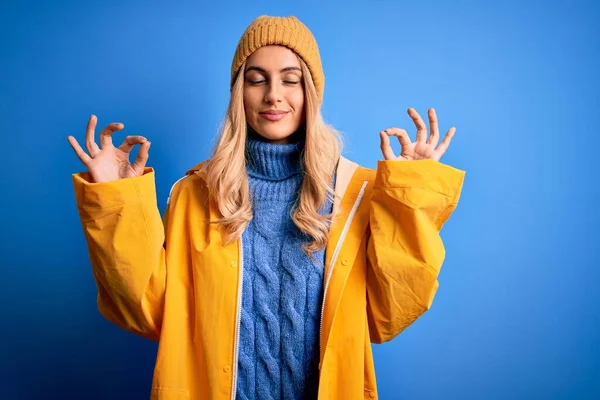 Jovem Mulher Loira Bonita Vestindo Capa Chuva Para Tempo Chuvoso — Fotografia de Stock