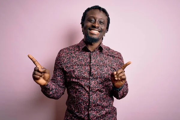 Joven Hombre Afroamericano Guapo Usando Camisa Casual Pie Sobre Fondo —  Fotos de Stock