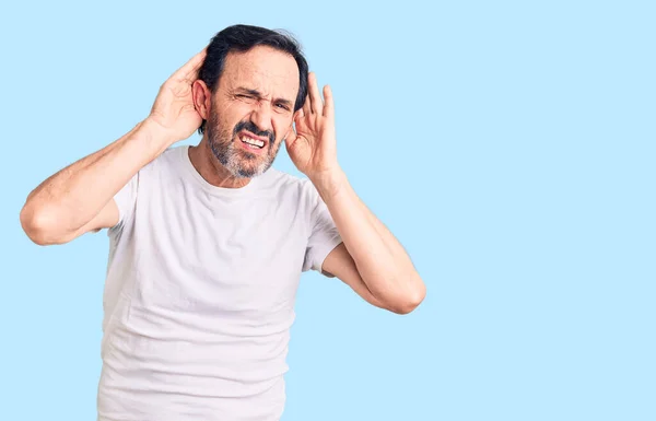 Hombre Guapo Mediana Edad Que Usa Una Camiseta Casual Tratando —  Fotos de Stock