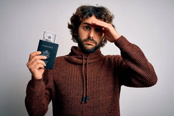 Guapo Turista Con Barba Llevando Pasaporte Con Billetes Dólares Mientras — Foto de Stock