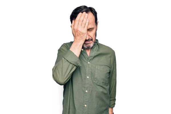 Middelbare Leeftijd Knappe Man Het Dragen Van Casual Groene Shirt — Stockfoto