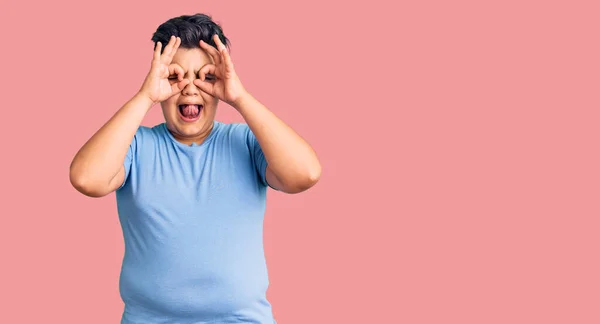 Kleine Jongen Draagt Sportkleding Doet Een Goed Gebaar Zoals Een — Stockfoto