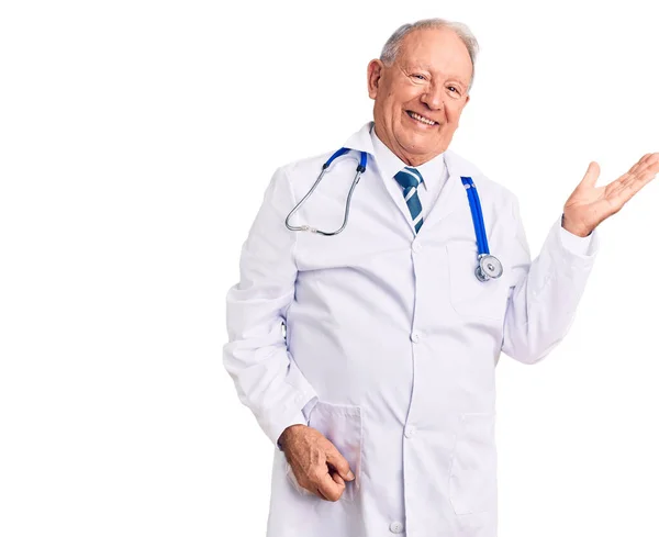 Sénior Beau Homme Aux Cheveux Gris Portant Manteau Médecin Stéthoscope — Photo