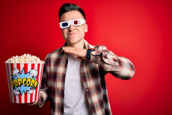 Junger Gutaussehender Kaukasischer Mann Der Eine Filmbrille Trägt Und Popcorn — Stockfoto