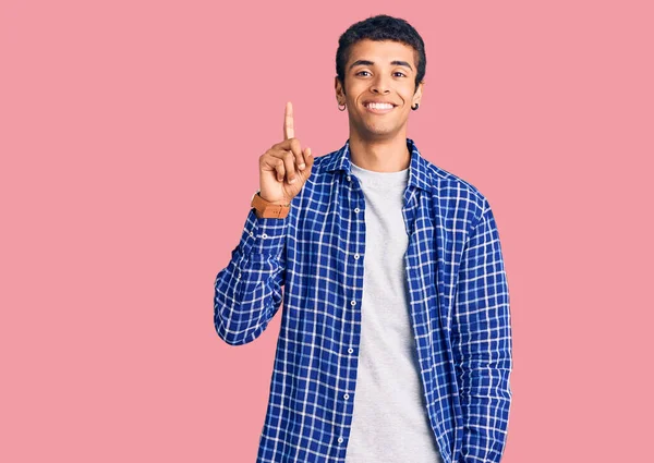 Jovem Afro Americano Vestindo Roupas Casuais Mostrando Apontando Para Cima — Fotografia de Stock