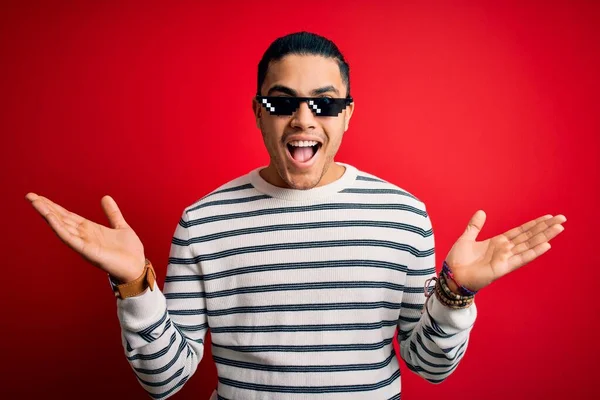 Νεαρός Βραζιλιάνος Άνδρας Φορώντας Αστεία Γυαλιά Ηλίου Κακοποιός Ζωής Πάνω — Φωτογραφία Αρχείου