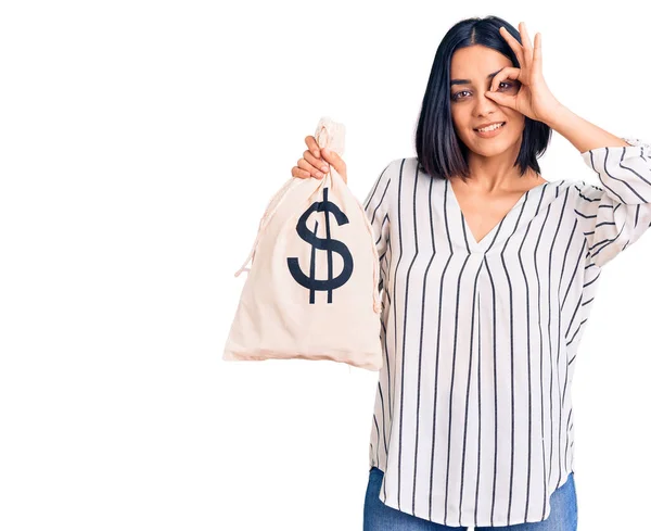 Junge Schöne Lateinische Frau Hält Geldbeutel Mit Dollar Symbol Lächelnd — Stockfoto