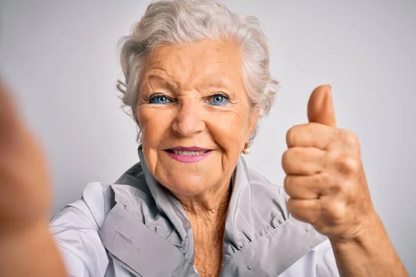 Senior Mooie Grijs Harige Vrouw Maken Selfie Door Camera Geïsoleerde — Stockfoto