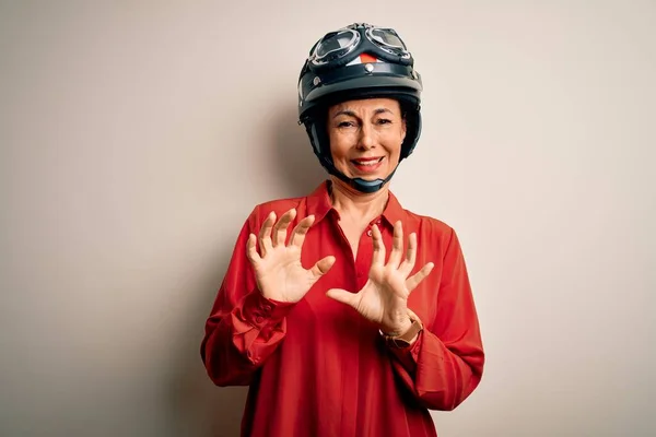 Mujer Motociclista Mediana Edad Con Casco Motocicleta Sobre Fondo Blanco —  Fotos de Stock