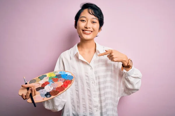 Jonge Mooie Chinese Kunstenaar Vrouw Schilderen Met Behulp Van Penseel — Stockfoto