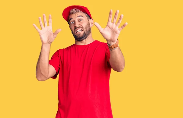 Joven Hombre Guapo Rubio Con Camiseta Gorra Asustado Aterrorizado Con —  Fotos de Stock