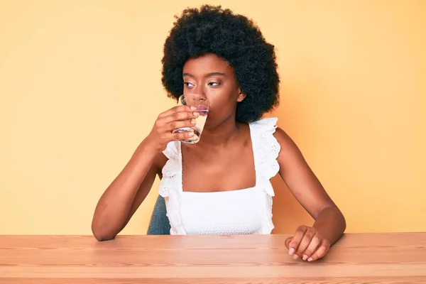 Jovem Afro Americana Com Cabelo Afro Bebendo Copo Água Doce — Fotografia de Stock