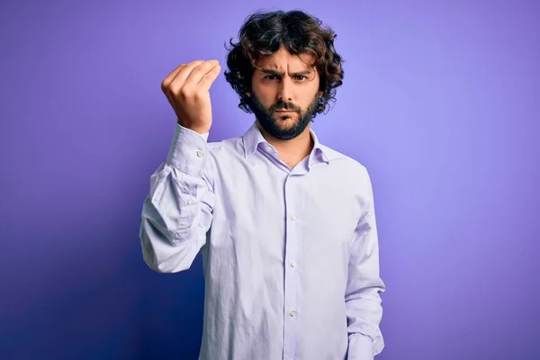 若いですハンサムなビジネス男髭を身に着けているシャツは紫色の背景に立っています手と指でイタリアのジェスチャーを行う自信を持って式 — ストック写真
