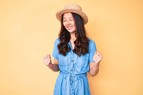 Junge Schöne Chinesische Mädchen Mit Sommerhut Sehr Glücklich Und Aufgeregt — Stockfoto