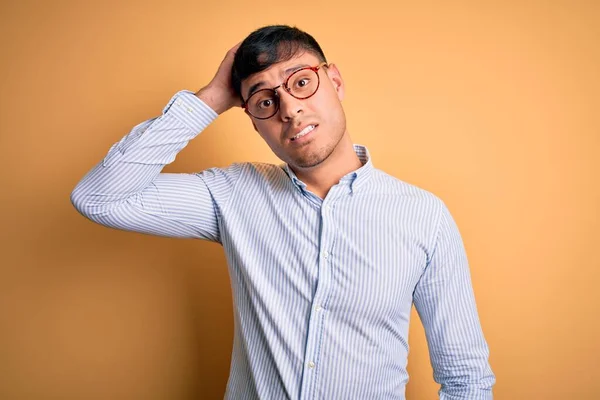Homem Negócios Hispânico Bonito Jovem Usando Óculos Nerd Sobre Fundo — Fotografia de Stock