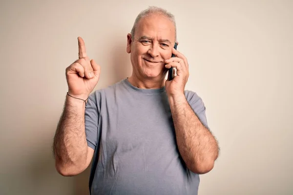 Mann Mittleren Alters Der Sich Auf Dem Smartphone Vor Weißem — Stockfoto