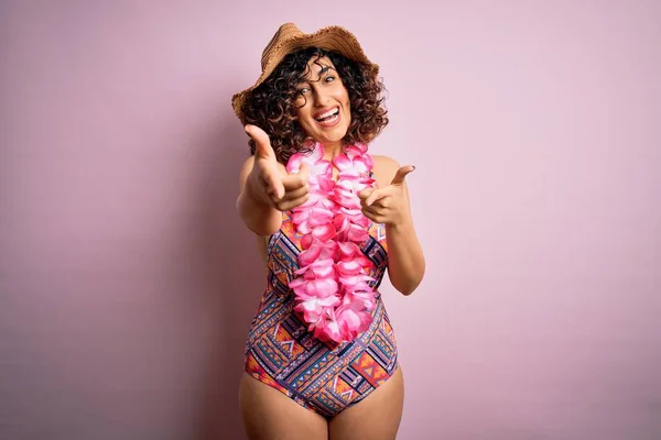 Junge Schöne Araberin Urlaub Badeanzug Und Hawaiianischen Lei Blumen Die — Stockfoto