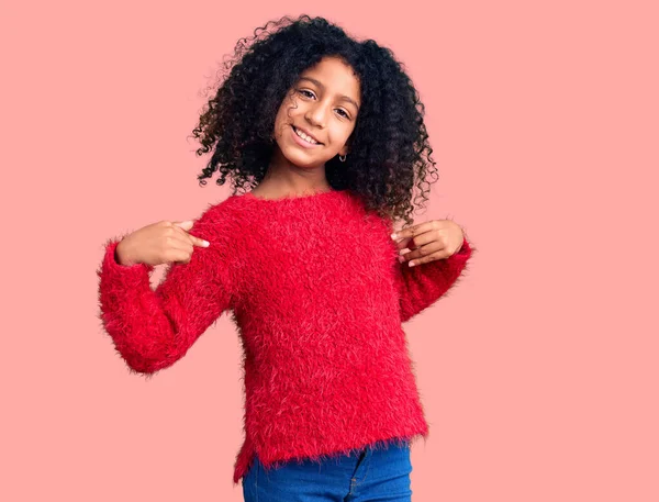 Niño Afroamericano Con Pelo Rizado Usando Suéter Invierno Casual Mirando —  Fotos de Stock