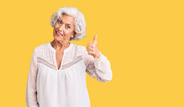 Eine Ältere Grauhaarige Frau Lässiger Kleidung Macht Mit Der Hand — Stockfoto