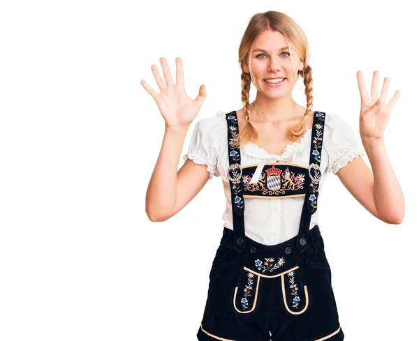 Junge Schöne Blonde Frau Trägt Oktoberfestkleid Und Zeigt Mit Fingern — Stockfoto