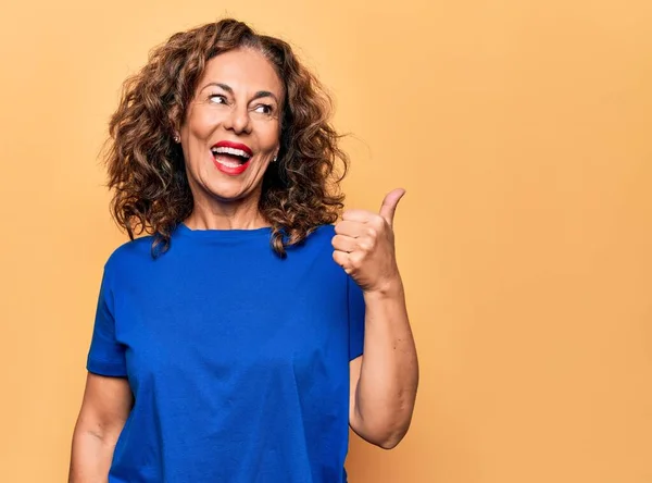 Schöne Frau Mittleren Alters Lässigem Shirt Das Über Isoliertem Gelben — Stockfoto