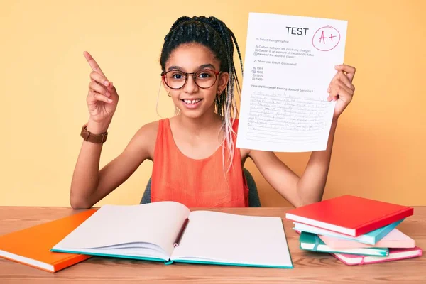 Ung Afrikansk Amerikansk Flicka Barn Med Flätor Visar Godkänd Examen — Stockfoto