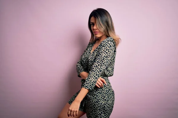 Jovem Mulher Bonita Vestindo Roupas Urbanas Moda Modelo Vestindo Estilo — Fotografia de Stock