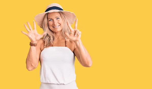 Orta Yaşlı Sarışın Yaz Şapkası Takan Numaralı Parmaklarıyla Işaret Eden — Stok fotoğraf