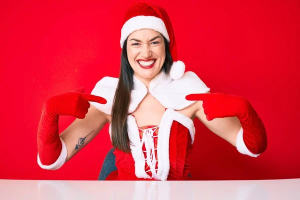 Jonge Blanke Vrouw Draagt Kerstman Kostuum Kijken Zelfverzekerd Met Een — Stockfoto