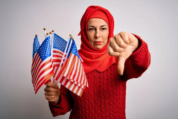Patriotische Frau Mittleren Alters Traditionellem Muslimischen Hidschab Mit Einheitsfahnen Mit — Stockfoto