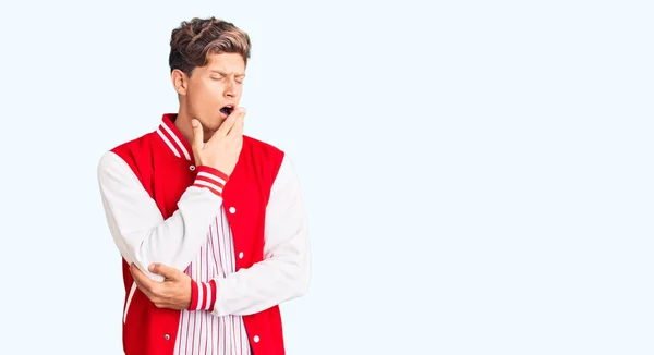 Homem Bonito Jovem Vestindo Uniforme Beisebol Entediado Bocejo Cansado Cobrindo — Fotografia de Stock