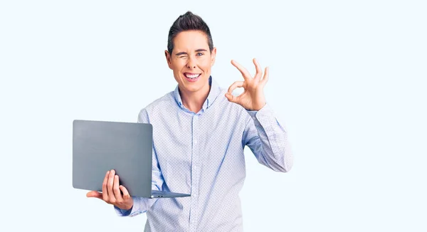 Jovem Mulher Com Cabelo Curto Segurando Laptop Fazendo Sinal Com — Fotografia de Stock